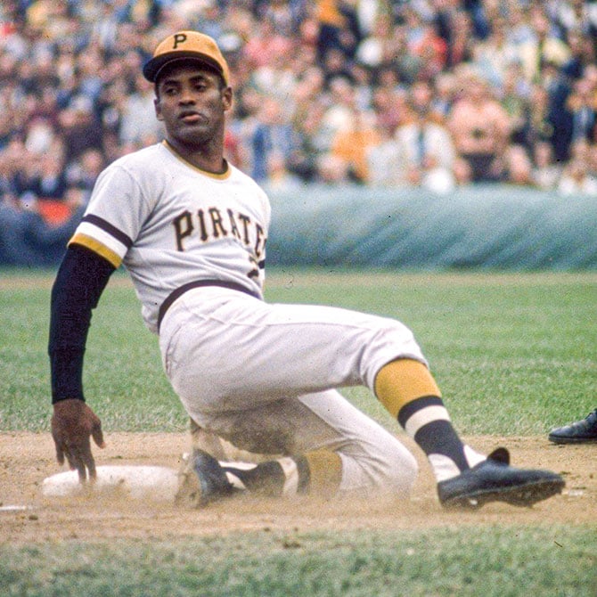 Roberto Clemente sliding in the 1971 - Baseball In Pics