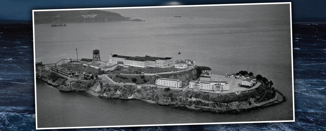 Black & white bird&apos;s eye view photo of Alcatraz